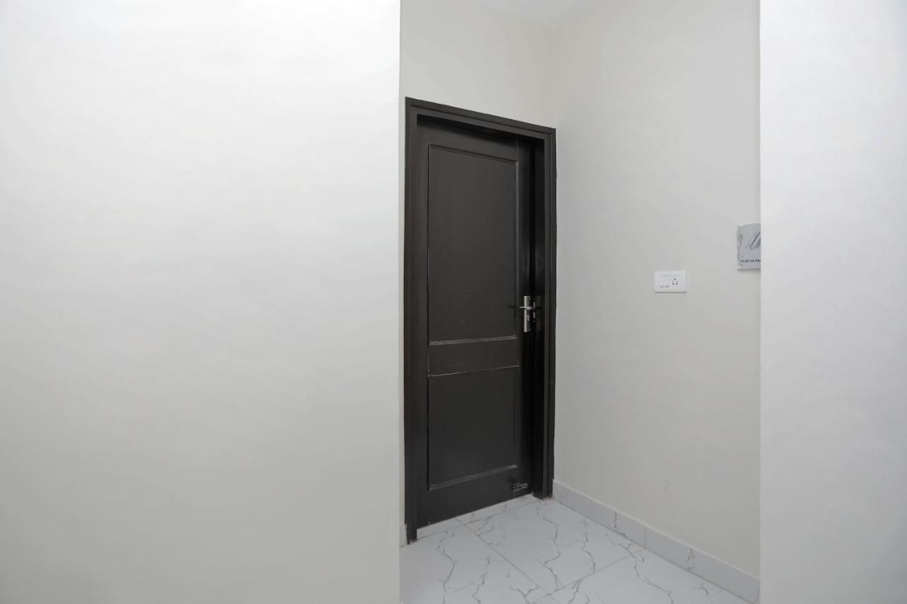 Oyo 12673 The Diplomat Inn Delhi  Ngoại thất bức ảnh