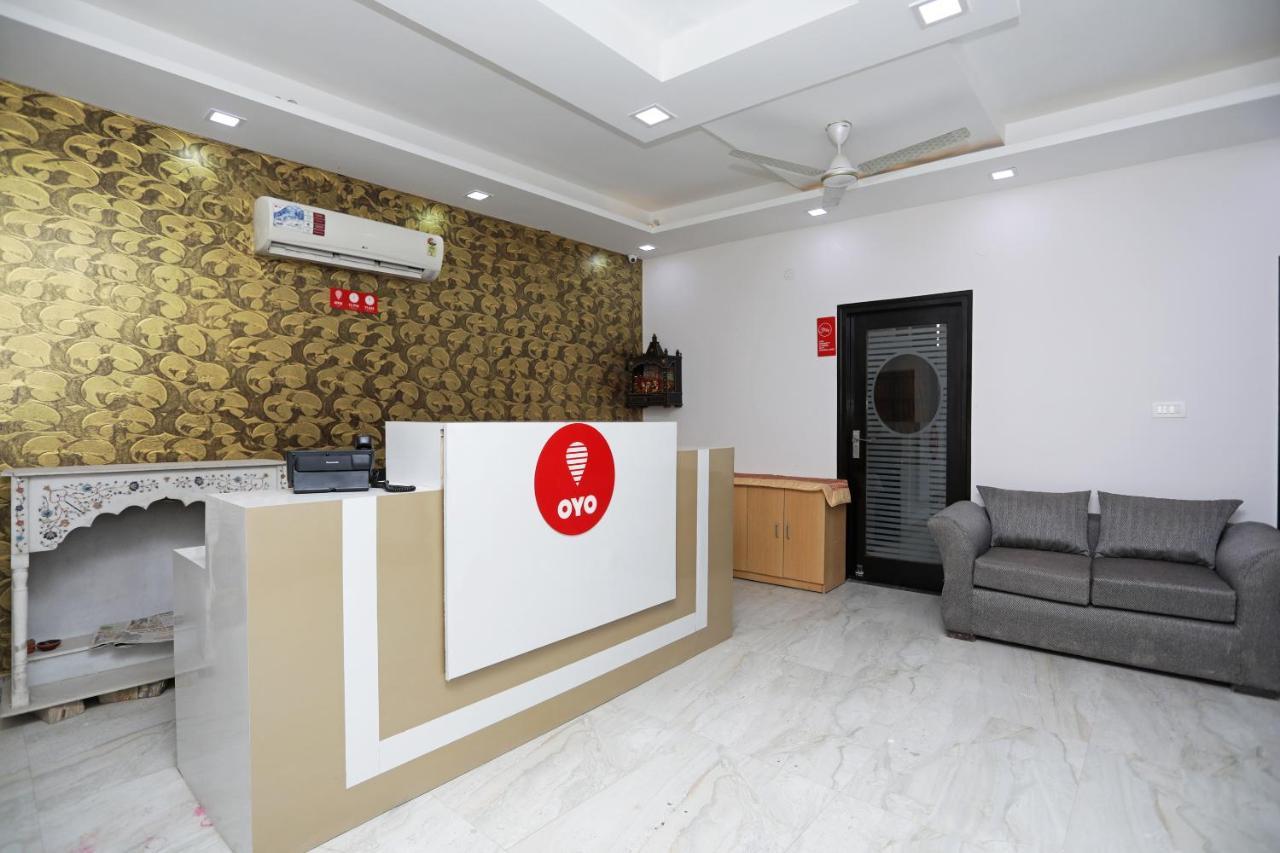 Oyo 12673 The Diplomat Inn Delhi  Ngoại thất bức ảnh