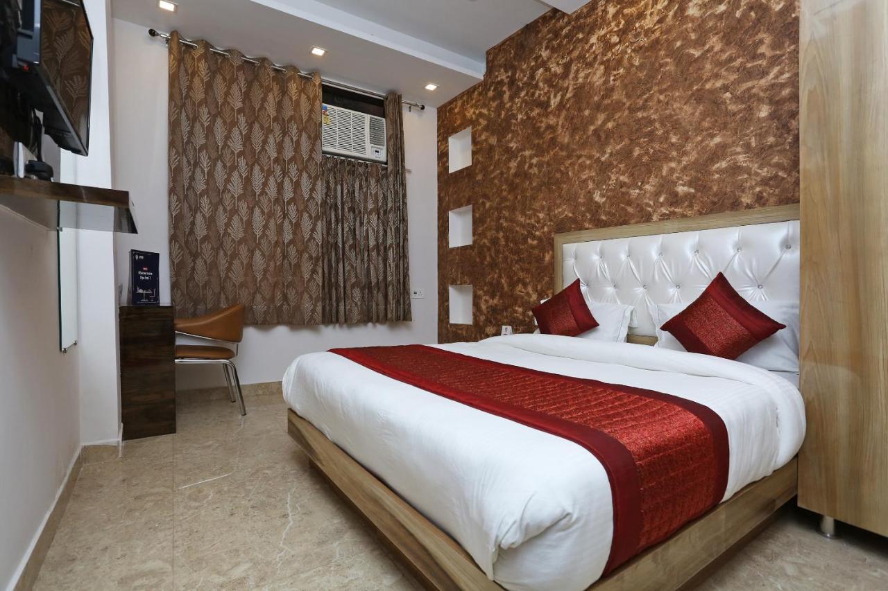 Oyo 12673 The Diplomat Inn Delhi  Ngoại thất bức ảnh