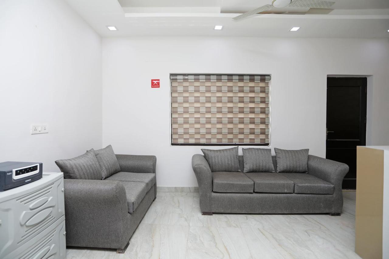 Oyo 12673 The Diplomat Inn Delhi  Ngoại thất bức ảnh