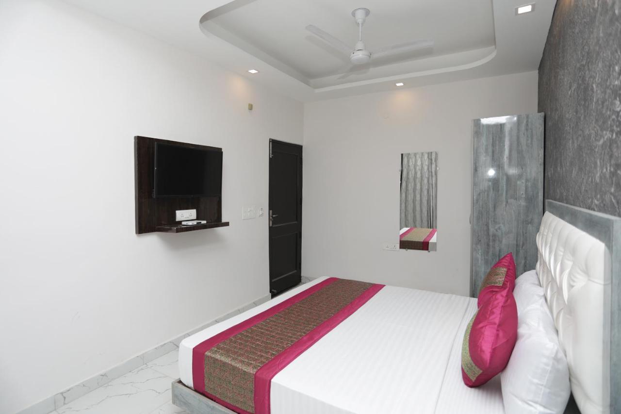Oyo 12673 The Diplomat Inn Delhi  Ngoại thất bức ảnh