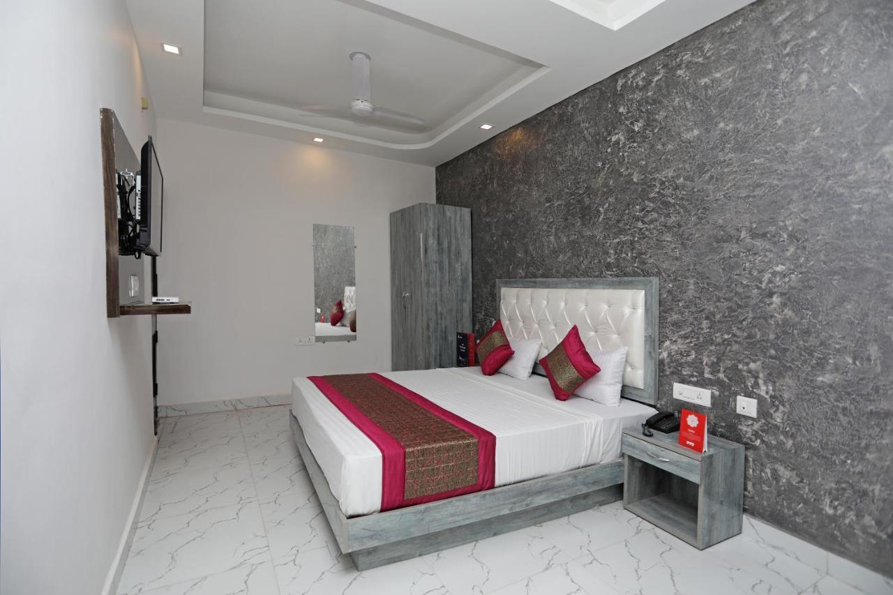 Oyo 12673 The Diplomat Inn Delhi  Ngoại thất bức ảnh