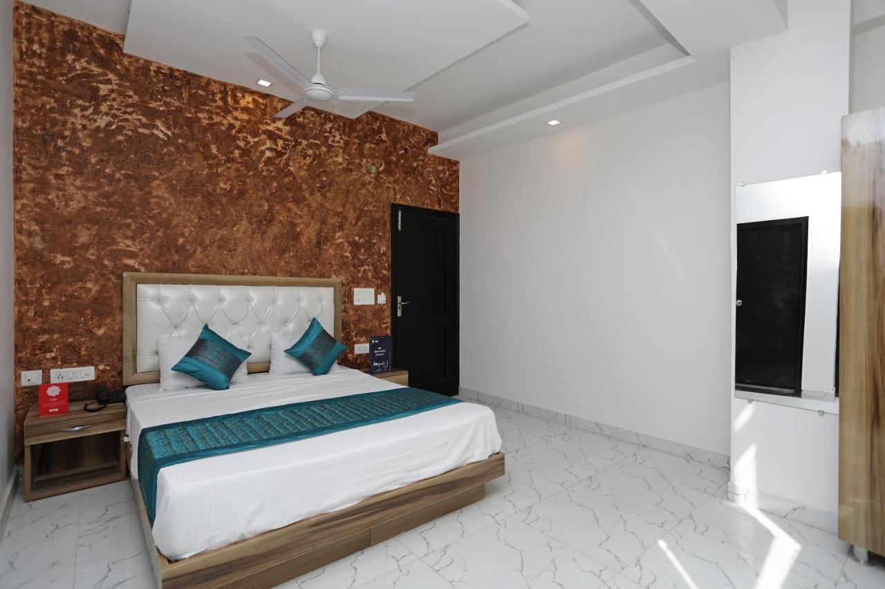 Oyo 12673 The Diplomat Inn Delhi  Ngoại thất bức ảnh
