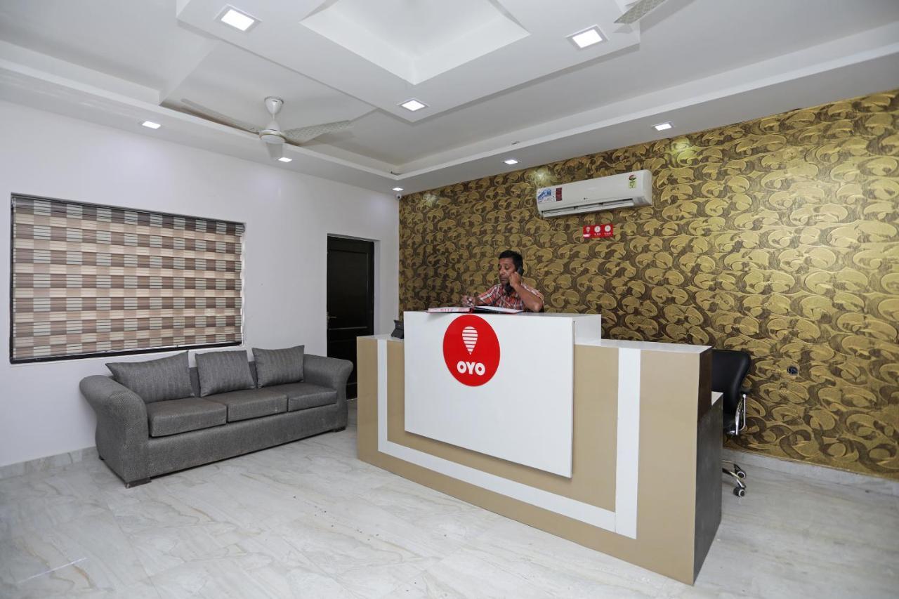 Oyo 12673 The Diplomat Inn Delhi  Ngoại thất bức ảnh