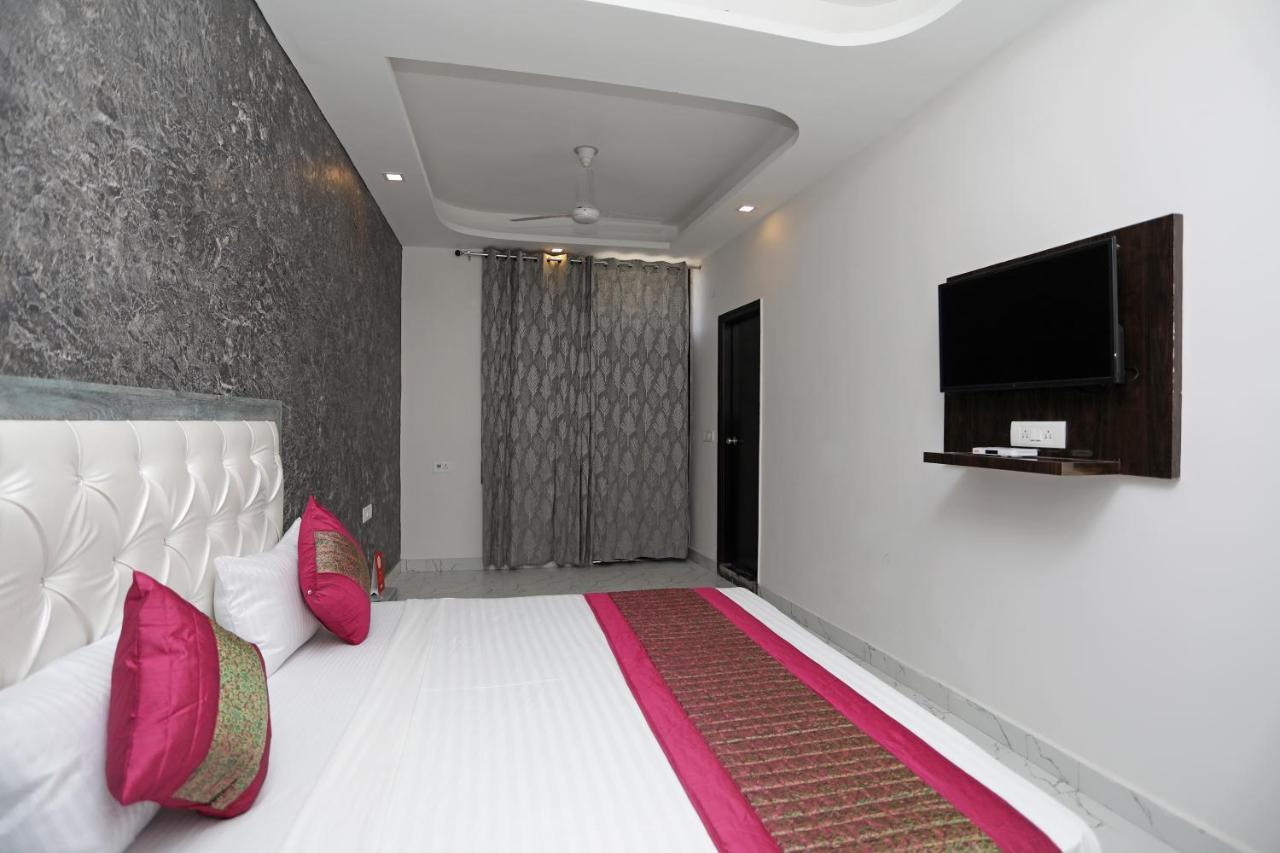 Oyo 12673 The Diplomat Inn Delhi  Ngoại thất bức ảnh